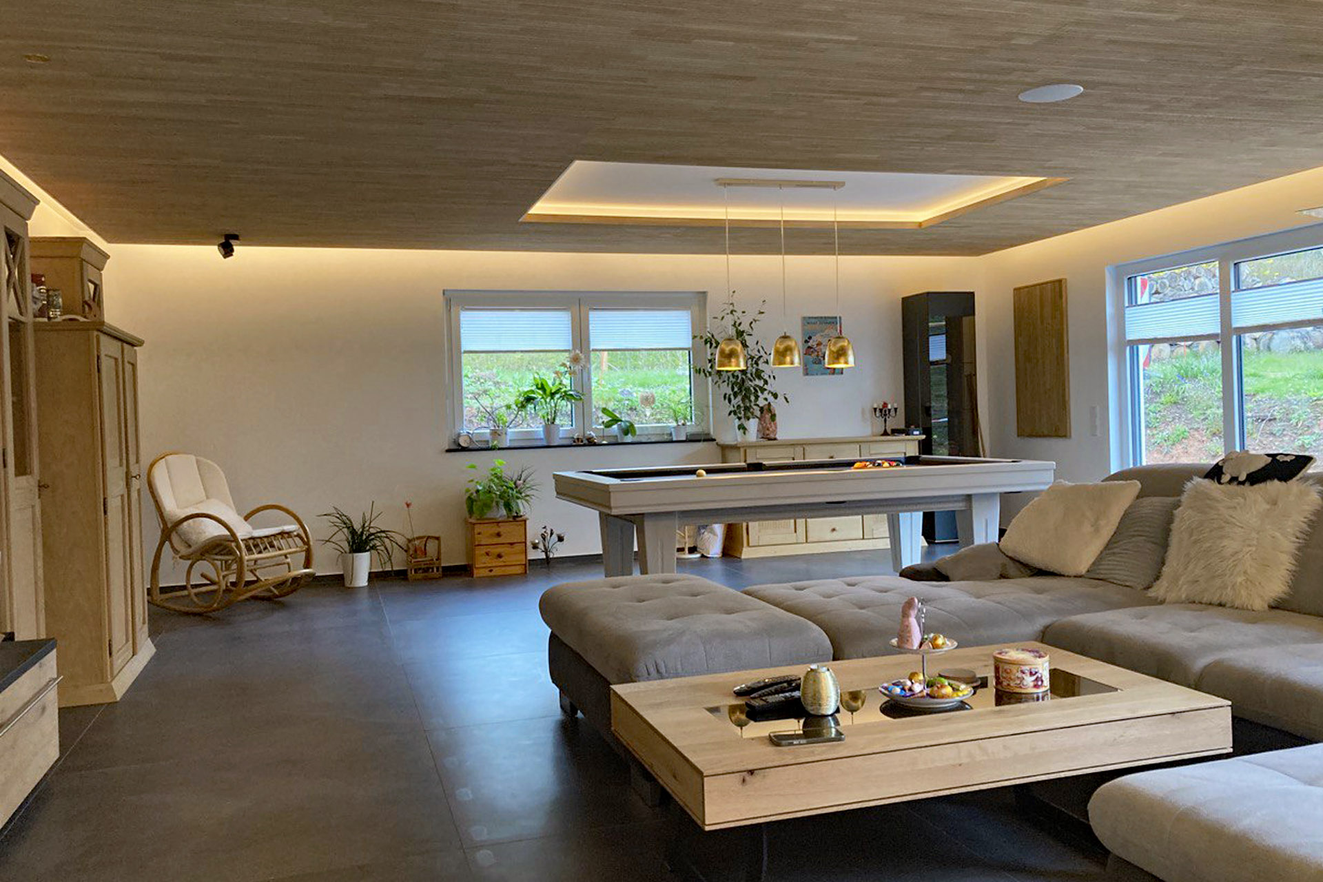 Holzakustikdecke mit Licht_Wohnzimmer