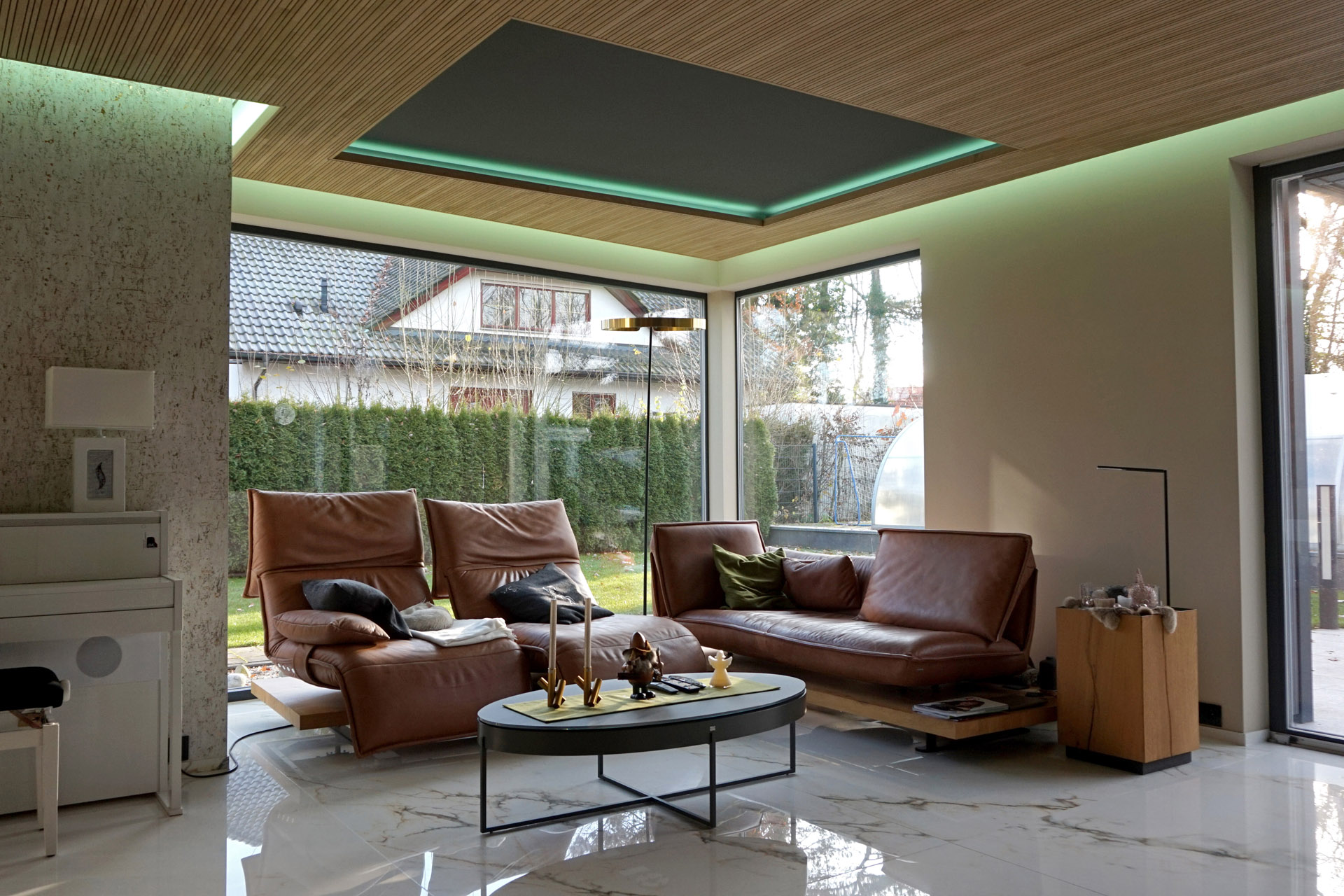 Holzakustikdecke mit Licht_Wohnzimmer_2